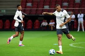 俄极限运动员挑战在1800米高空踢球，进球后做出C罗庆祝动作